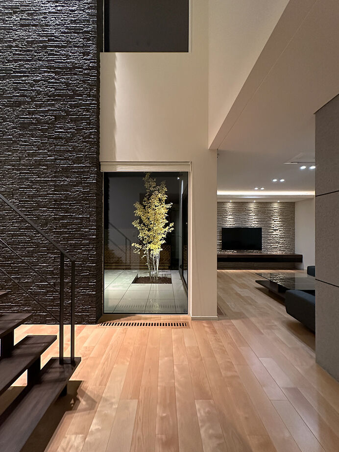 ファインホーム 【ビルトインガレージ｜オリジナルキッチン｜吹き抜け｜中庭】素材も性能もこだわり抜いた、上質な住まいの建築実例画像5