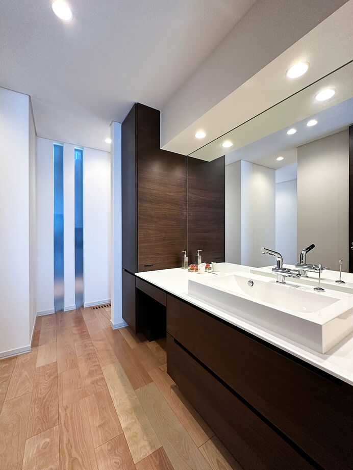 ファインホーム 【ビルトインガレージ｜オリジナルキッチン｜吹き抜け｜中庭】素材も性能もこだわり抜いた、上質な住まいの建築実例画像8