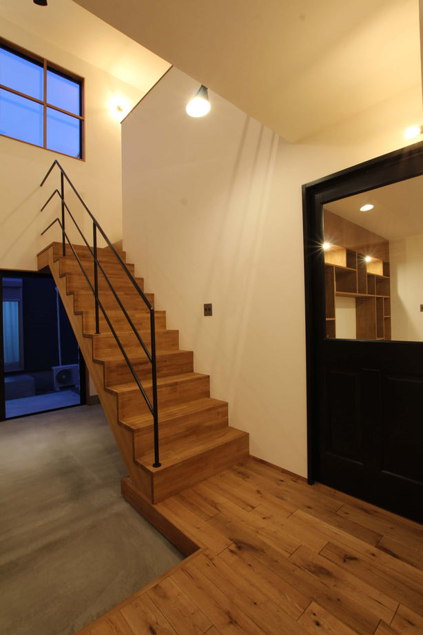 ハナハウス 【堺市／2460万円】階段の造形美が美しい！大きな吹抜けと土間スペースのある家の建築実例画像6