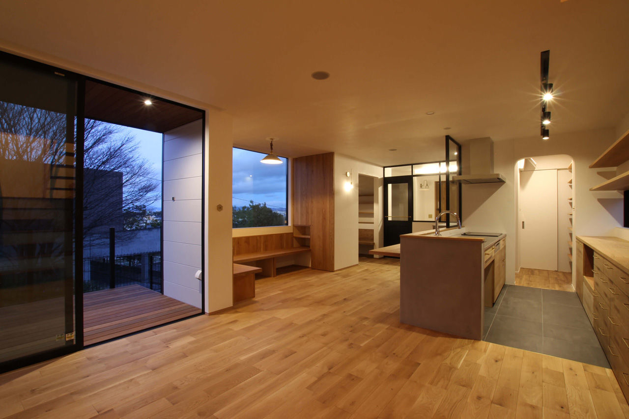 ハナハウス 【枚方市／2200万円】隣家を借景にした心地よい窓辺。スキップフロアのある家の建築実例画像