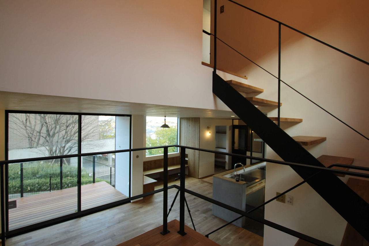 ハナハウス 【枚方市／2200万円】隣家を借景にした心地よい窓辺。スキップフロアのある家の建築実例画像3