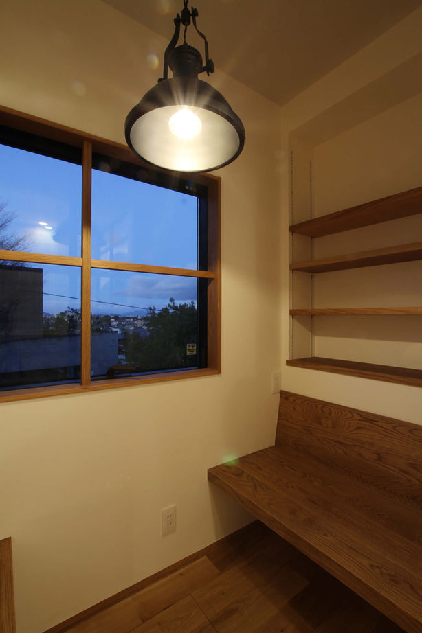 ハナハウス 【枚方市／2200万円】隣家を借景にした心地よい窓辺。スキップフロアのある家の建築実例画像4