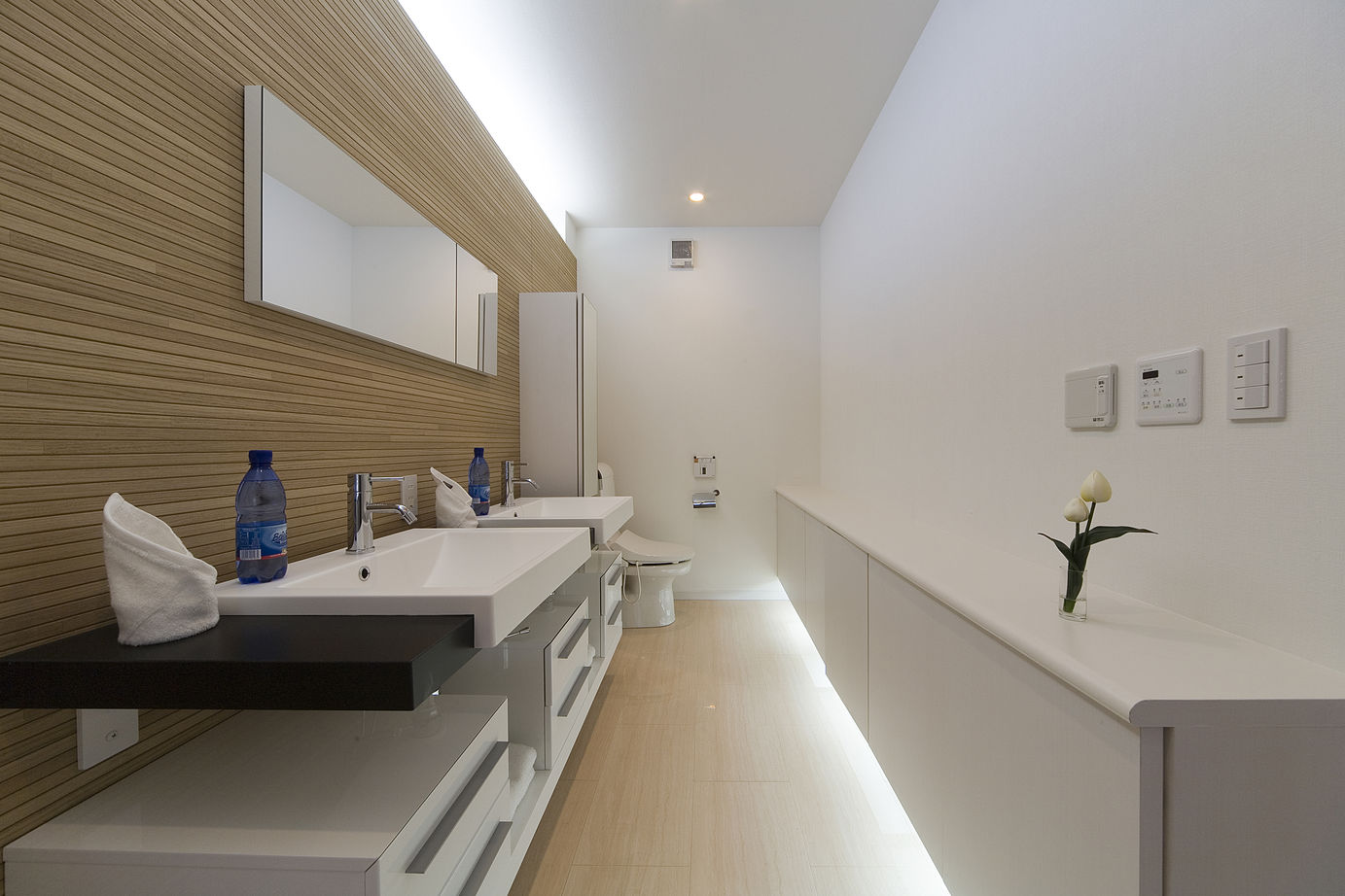 KADeL 【3000万円台/大阪府/間取り図有】「竹の家」　光壁がもたらす穏やかな暮らし　狭小地でもあふれる開放感の建築実例画像6