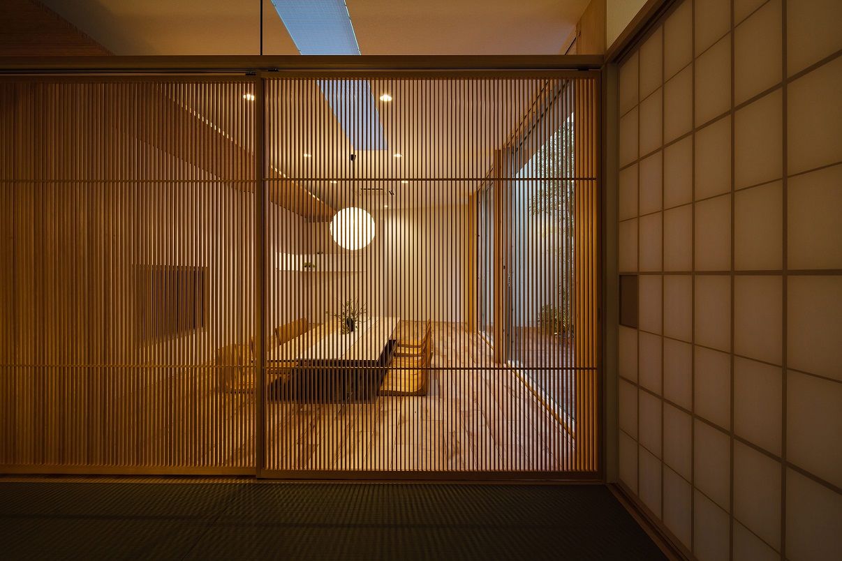 KADeL 【4000万円台/大阪府/間取り有/50坪】「囲炉裏の住宅」古き良き和の趣　吹き抜けテラスで開放的な中庭の家の建築実例画像18