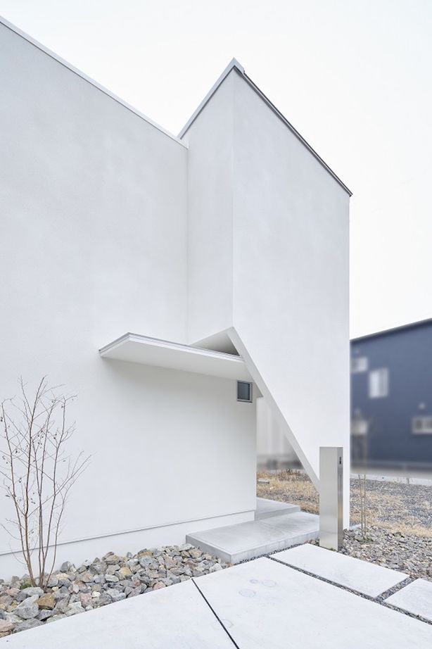 KADeL 【滋賀県】計算し尽くされた生活動線に感動。白い壁に守られた中庭と吹き抜けの家の建築実例画像1