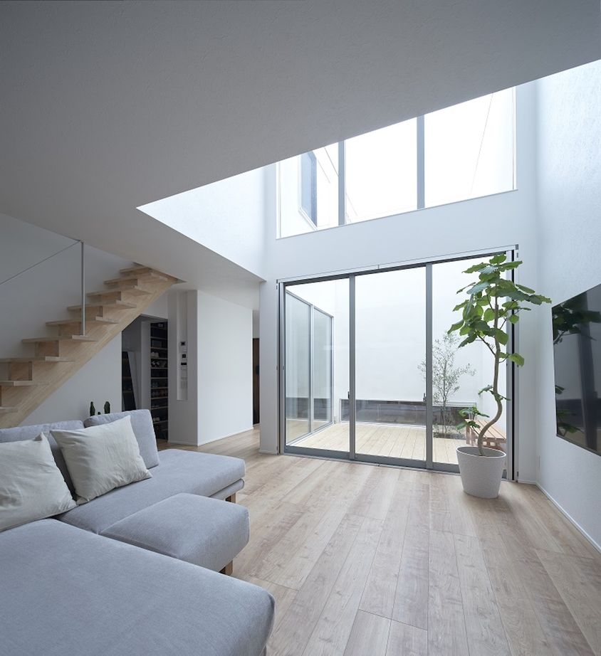 KADeL 【滋賀県】計算し尽くされた生活動線に感動。白い壁に守られた中庭と吹き抜けの家の建築実例画像2