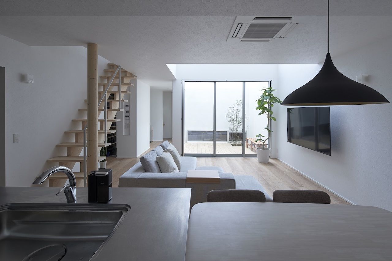 KADeL 【滋賀県】計算し尽くされた生活動線に感動。白い壁に守られた中庭と吹き抜けの家の建築実例画像3