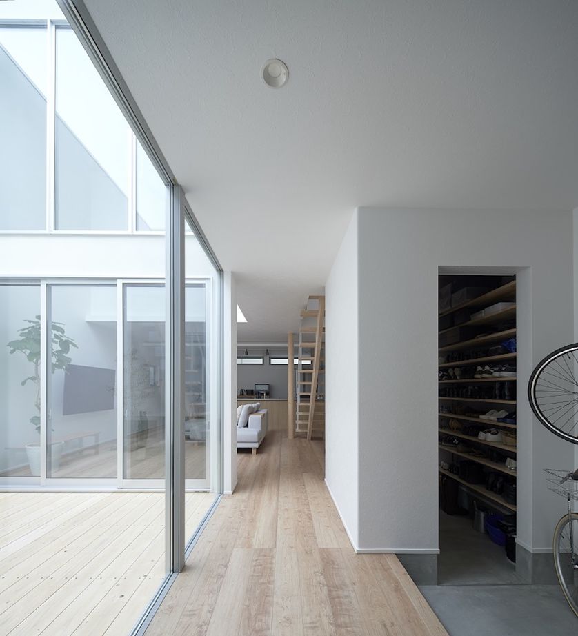 KADeL 【滋賀県】計算し尽くされた生活動線に感動。白い壁に守られた中庭と吹き抜けの家の建築実例画像4