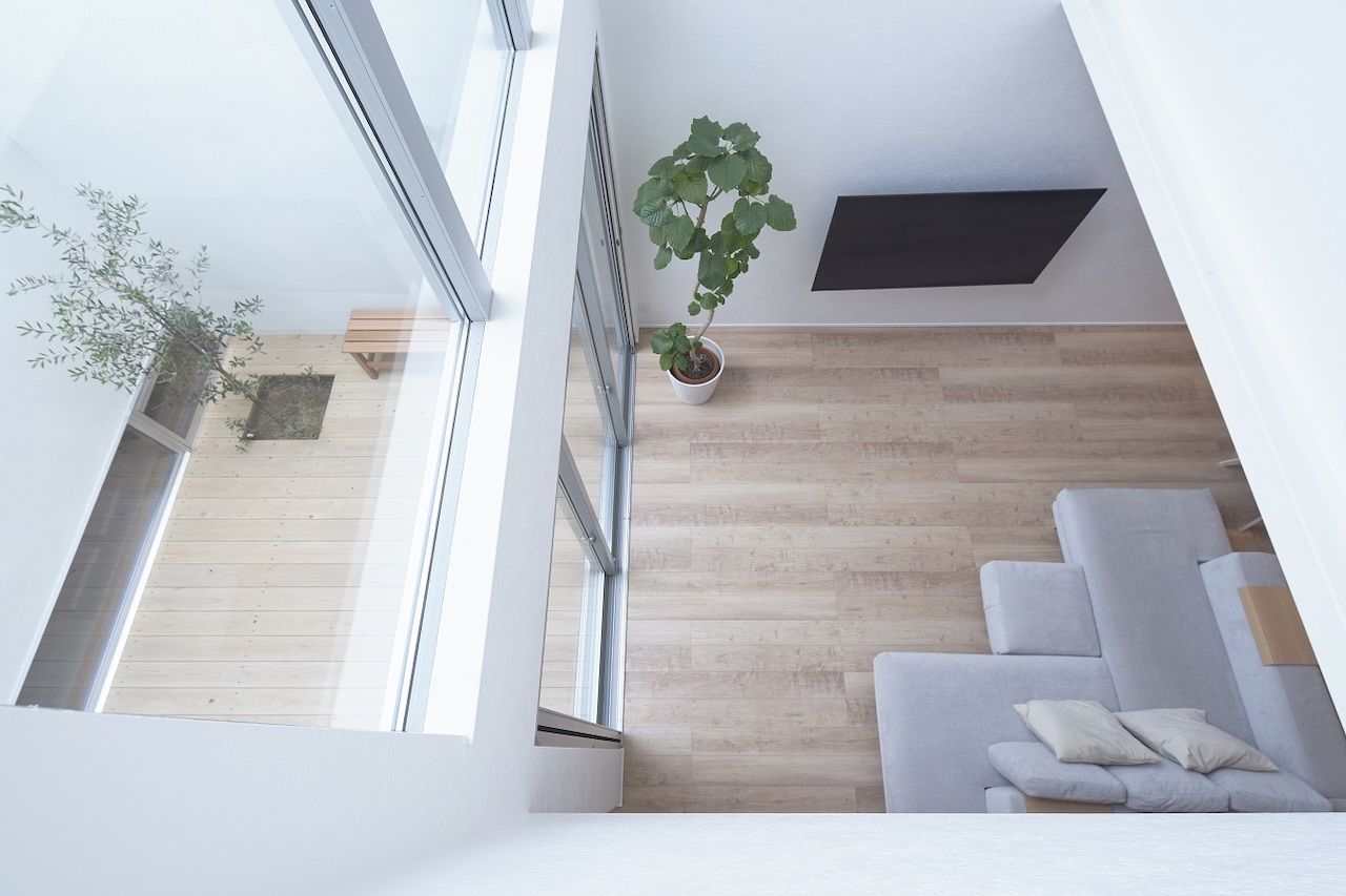 KADeL 【滋賀県】計算し尽くされた生活動線に感動。白い壁に守られた中庭と吹き抜けの家の建築実例画像5