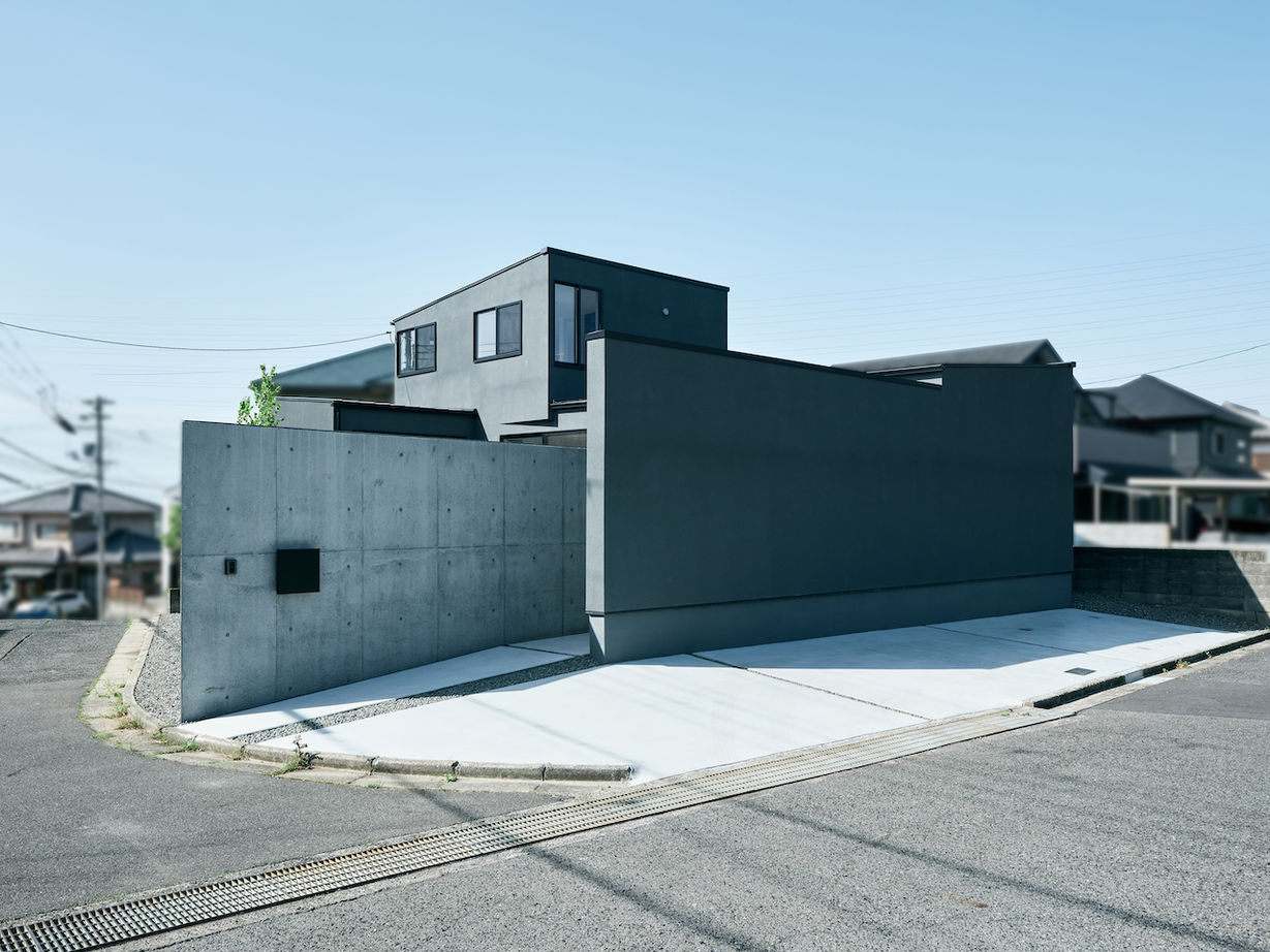 KADeL 【3000万円台/大阪府】無機質でありながら自然の温かみも。LDKと庭が大開口で繋がる隠れ家コートハウスの建築実例画像1