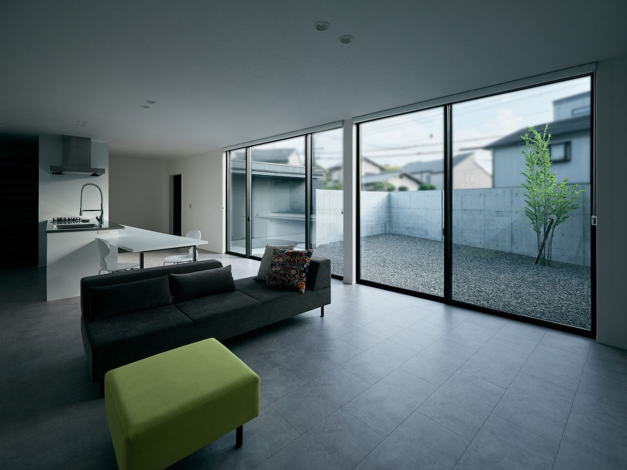 KADeL 【3000万円台/大阪府】無機質でありながら自然の温かみも。LDKと庭が大開口で繋がる隠れ家コートハウスの建築実例画像3