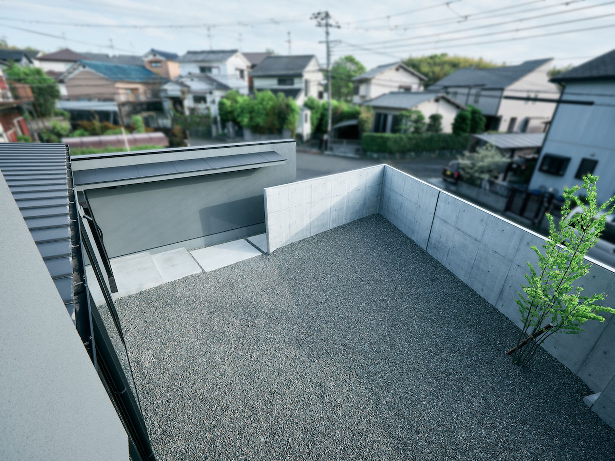 KADeL 【3000万円台/大阪府】無機質でありながら自然の温かみも。LDKと庭が大開口で繋がる隠れ家コートハウスの建築実例画像4