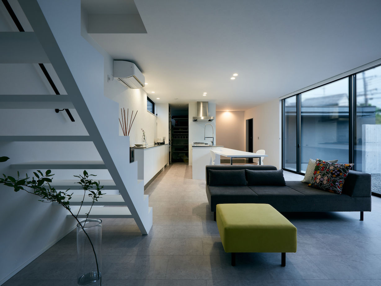 KADeL 【3000万円台/大阪府】無機質でありながら自然の温かみも。LDKと庭が大開口で繋がる隠れ家コートハウスの建築実例画像5