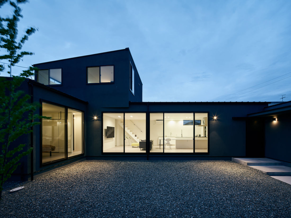 KADeL 【3000万円台/大阪府】無機質でありながら自然の温かみも。LDKと庭が大開口で繋がる隠れ家コートハウスの建築実例画像6