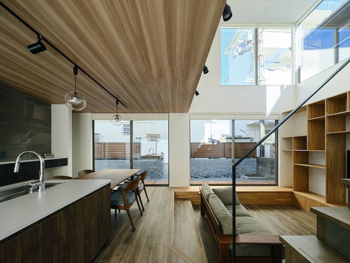 KADeL 【3500万円/兵庫県/間取り有】吹き抜けのダウンリビングにアイランドキッチン、光や風と暮らす淡路島の家の建築実例画像2