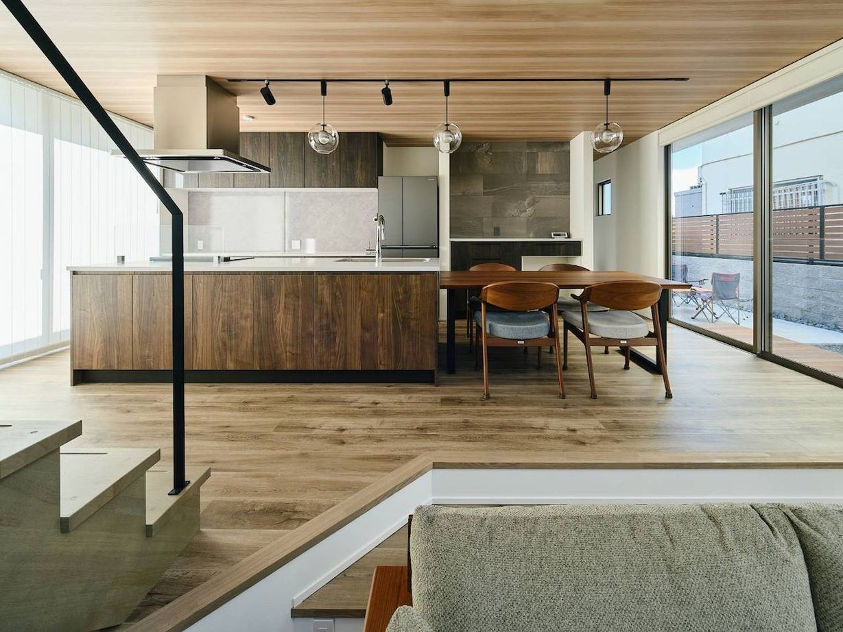 KADeL 【3500万円/兵庫県/間取り有】吹き抜けのダウンリビングにアイランドキッチン、光や風と暮らす淡路島の家の建築実例画像4