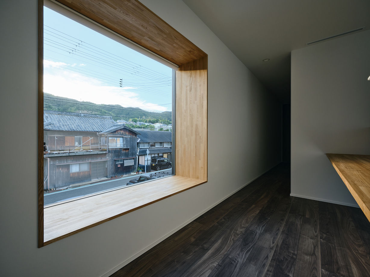 KADeL 【3500万円/兵庫県/間取り有】吹き抜けのダウンリビングにアイランドキッチン、光や風と暮らす淡路島の家の建築実例画像5