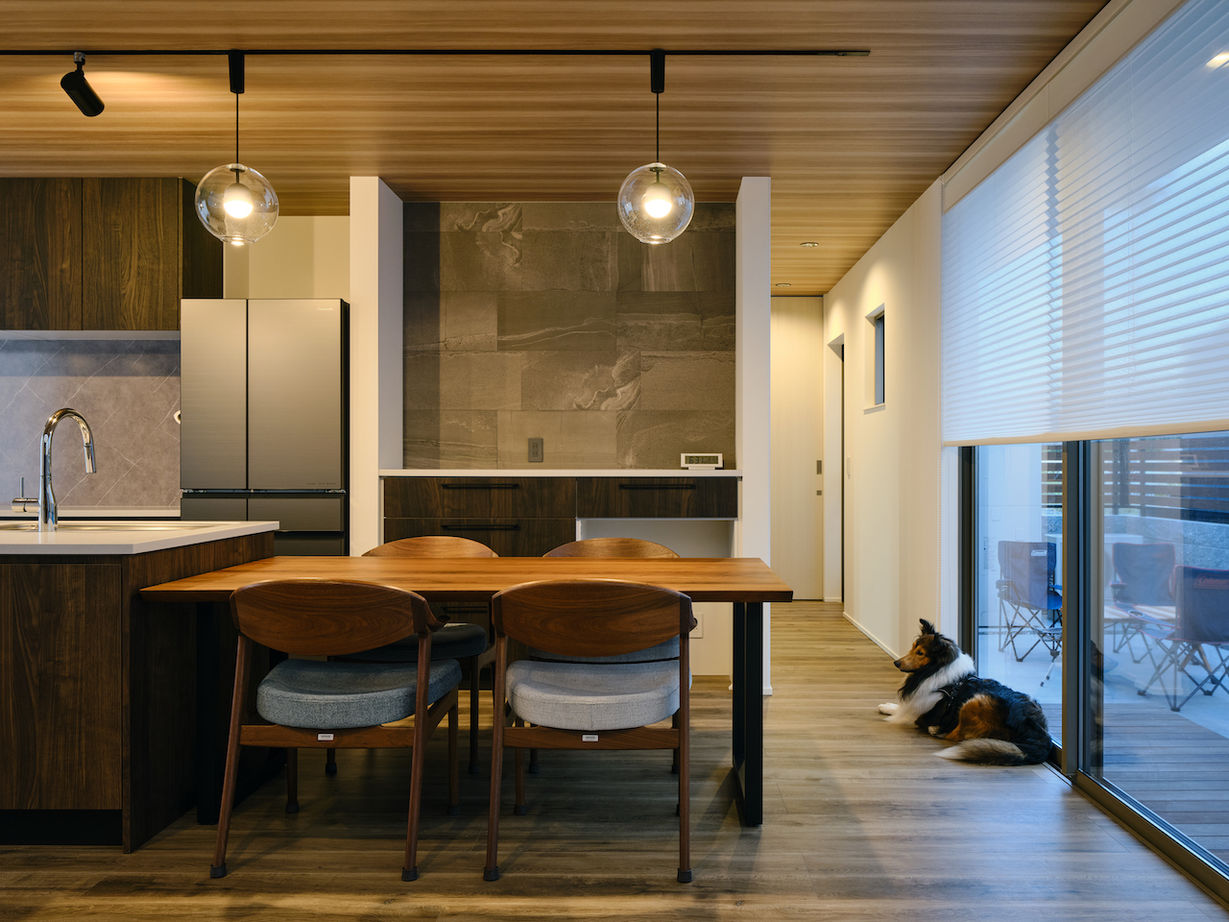 KADeL 【3500万円/兵庫県/間取り有】吹き抜けのダウンリビングにアイランドキッチン、光や風と暮らす淡路島の家の建築実例画像6