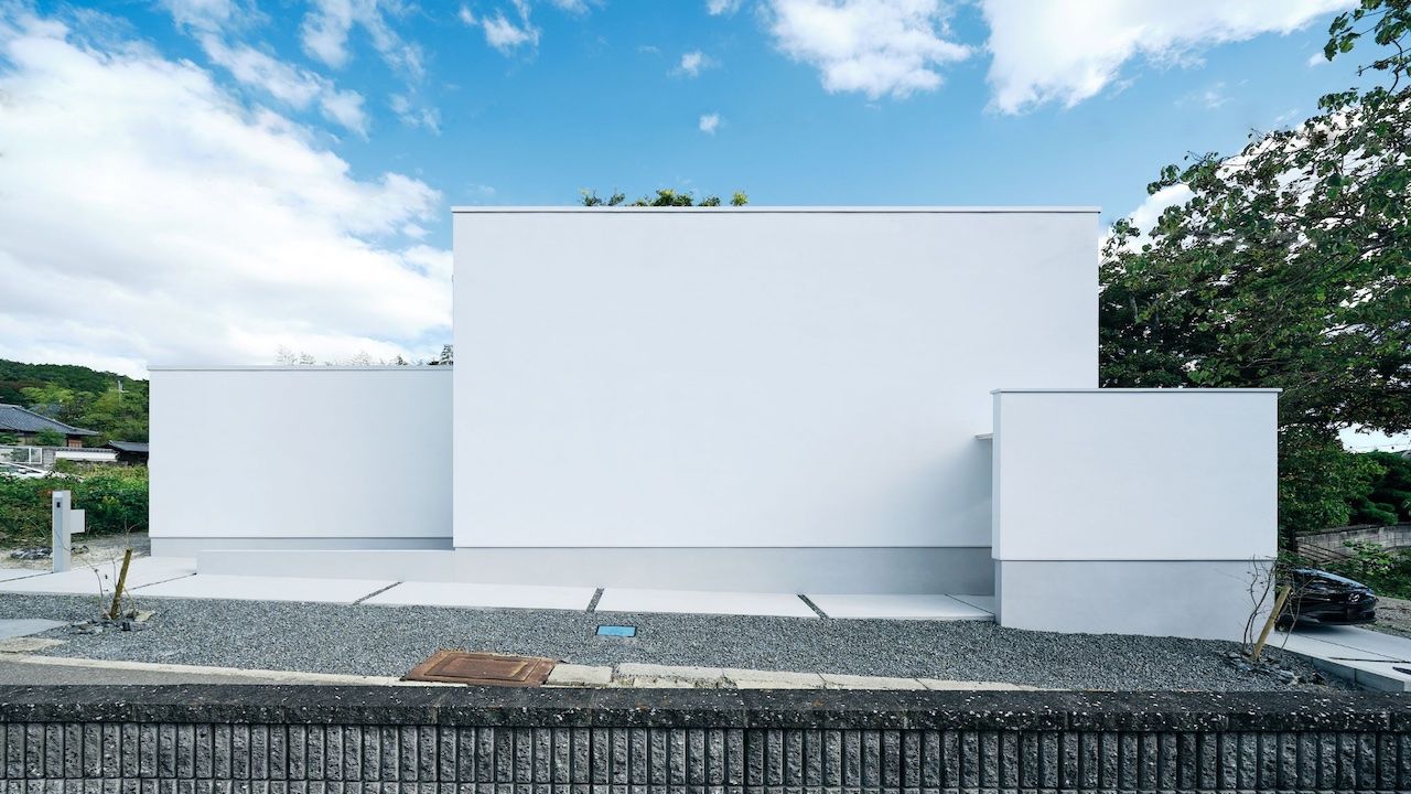 KADeL 【兵庫県】正面を閉じ、緑豊かなテラス側をオープンに。住まいと環境が緩やかに繋がる大開口の家の建築実例画像1