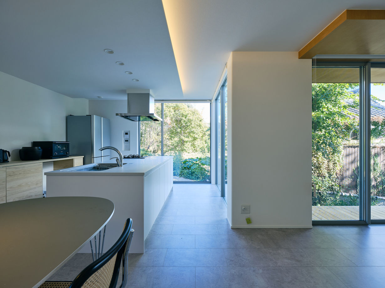 KADeL 【兵庫県】正面を閉じ、緑豊かなテラス側をオープンに。住まいと環境が緩やかに繋がる大開口の家の建築実例画像2