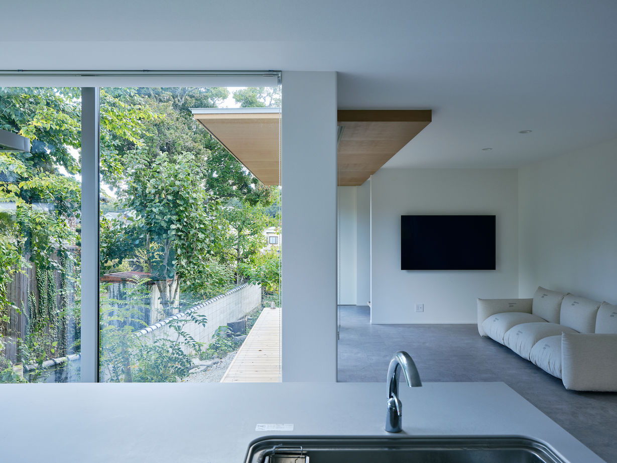 KADeL 【兵庫県】正面を閉じ、緑豊かなテラス側をオープンに。住まいと環境が緩やかに繋がる大開口の家の建築実例画像3