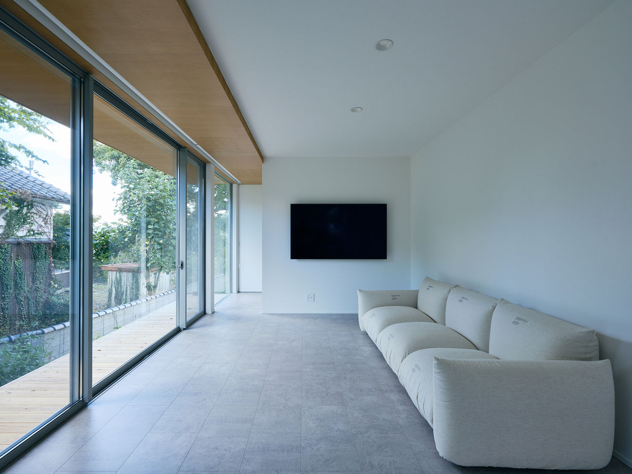 KADeL 【兵庫県】正面を閉じ、緑豊かなテラス側をオープンに。住まいと環境が緩やかに繋がる大開口の家の建築実例画像4