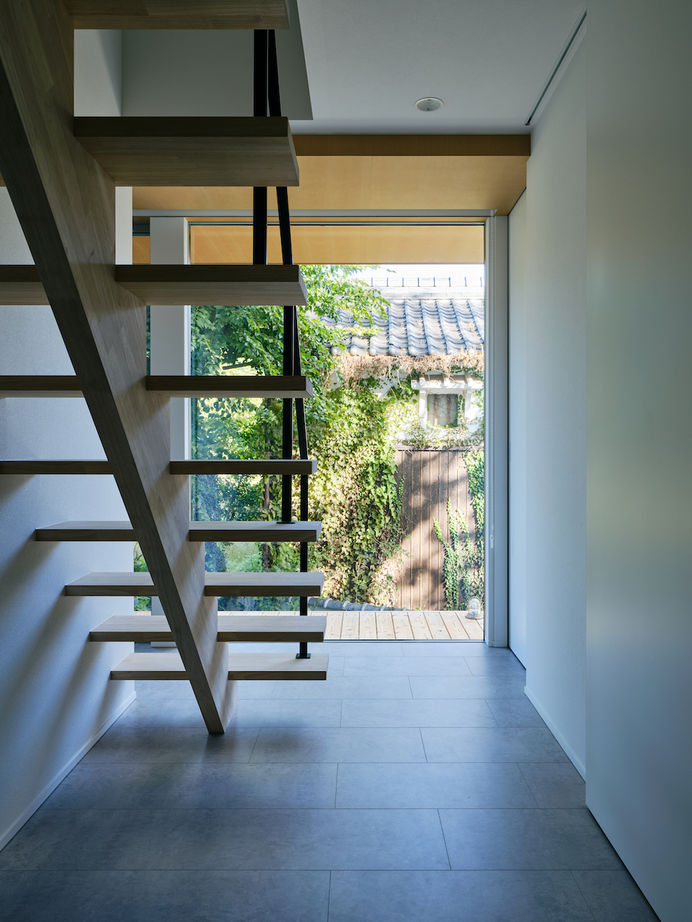 KADeL 【兵庫県】正面を閉じ、緑豊かなテラス側をオープンに。住まいと環境が緩やかに繋がる大開口の家の建築実例画像5