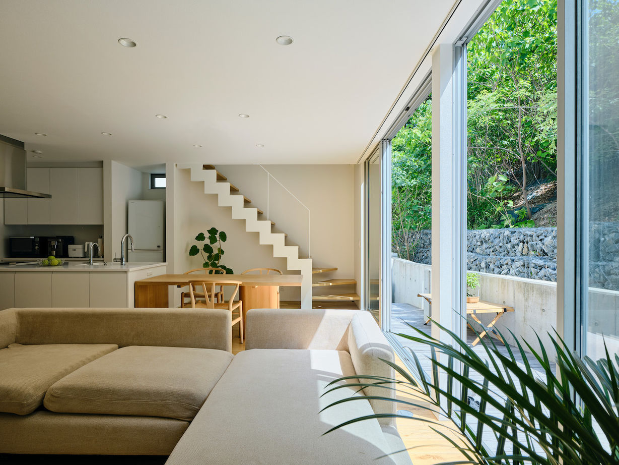 KADeL 【大阪府】環境を最大限に活かして設計。光と風を感じながら暮らす開放的なLDKと緑を望む大きな窓の家の建築実例画像2