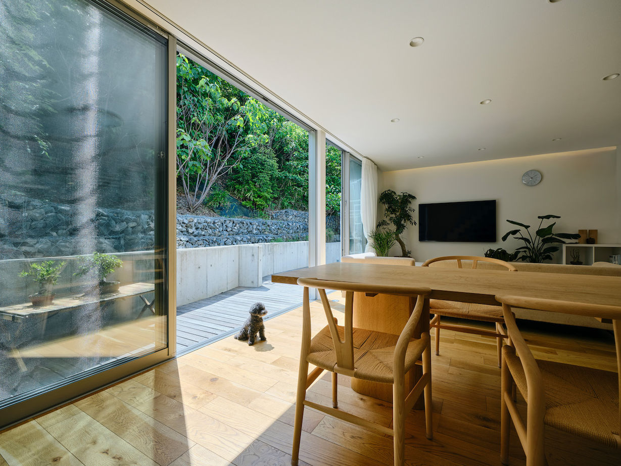 KADeL 【大阪府】環境を最大限に活かして設計。光と風を感じながら暮らす開放的なLDKと緑を望む大きな窓の家の建築実例画像3