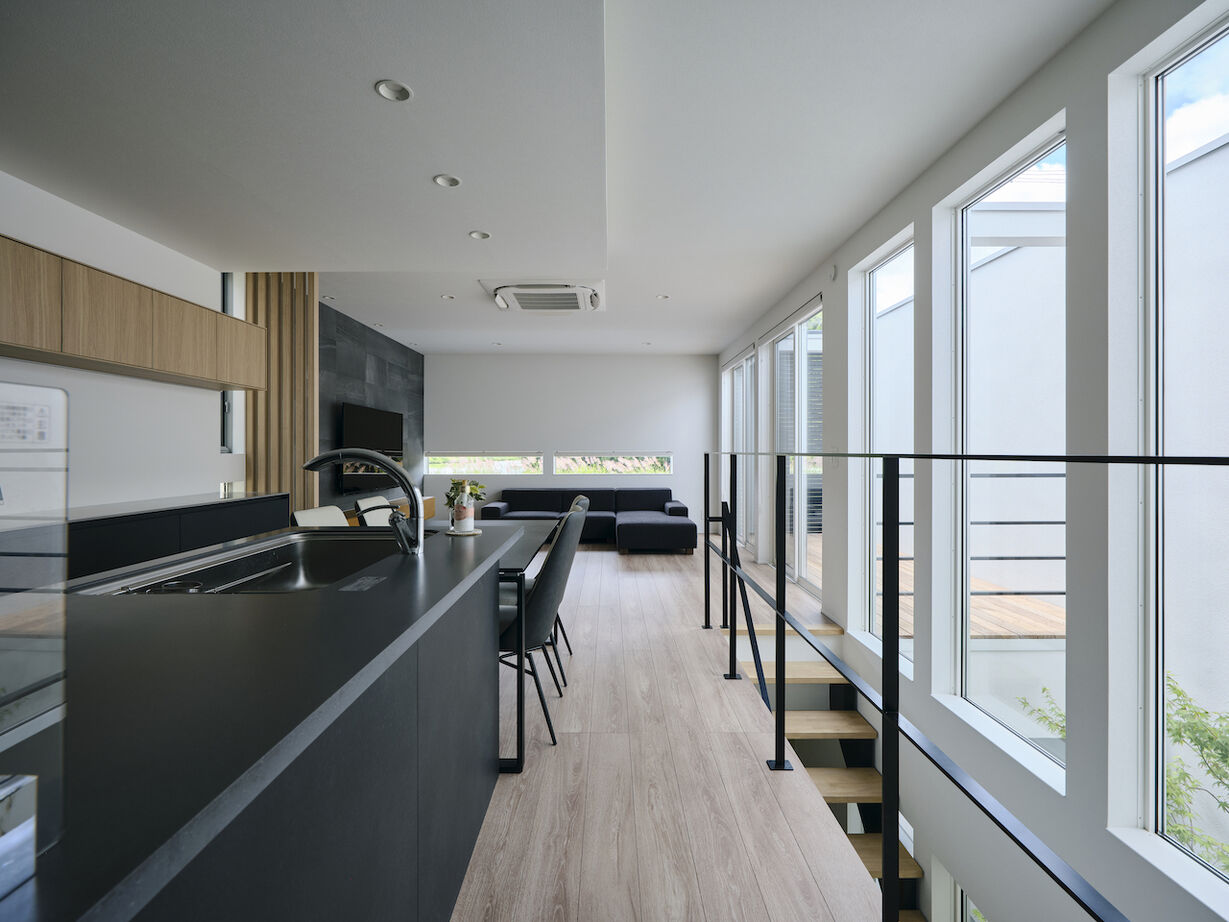 KADeL 【3000万円台/大阪府】中庭の緑と借景を暮らしの中に。ミニマルデザインが美しい「藤井寺のコートハウス」の建築実例画像2