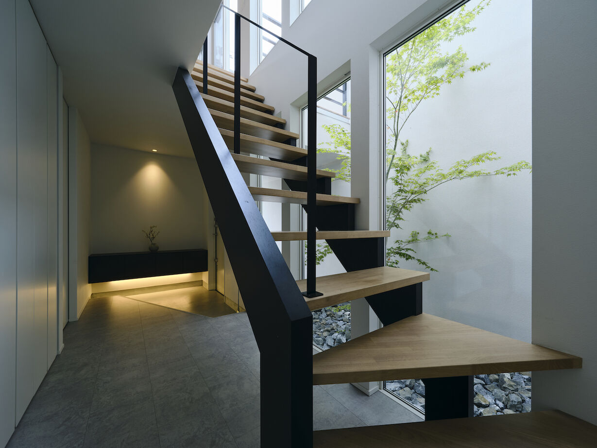 KADeL 【3000万円台/大阪府】中庭の緑と借景を暮らしの中に。ミニマルデザインが美しい「藤井寺のコートハウス」の建築実例画像5