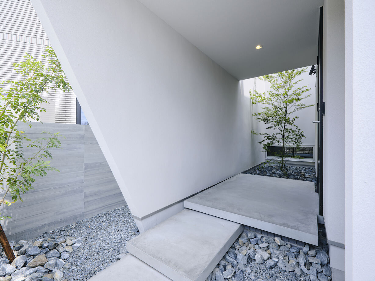 KADeL 【3000万円台/大阪府】中庭の緑と借景を暮らしの中に。ミニマルデザインが美しい「藤井寺のコートハウス」の建築実例画像6