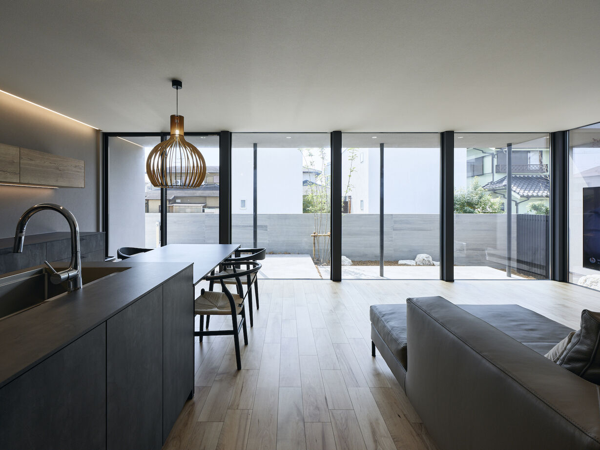 KADeL 【平屋/大阪府/3000万円台】窓の配置と庇の出で光をコントロール。凛とした美しさを纏った「大阪の平屋」の建築実例画像2