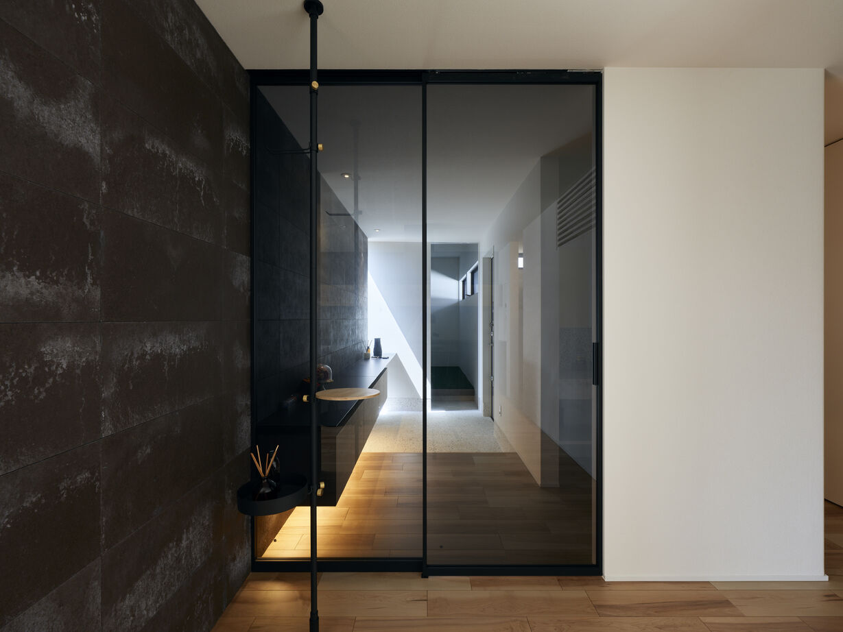 KADeL 【平屋/大阪府/3000万円台】窓の配置と庇の出で光をコントロール。凛とした美しさを纏った「大阪の平屋」の建築実例画像5