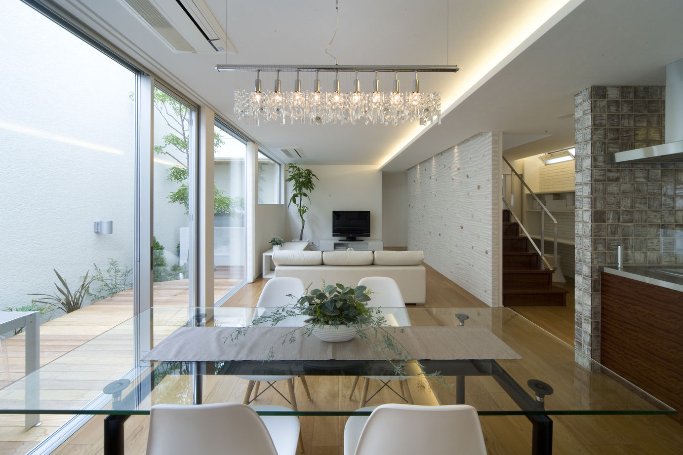 KADeL 【4000万円台/奈良県】「コートハウス」　立体的な中庭を配置した開放的な計画 │中庭│50坪│の建築実例画像2