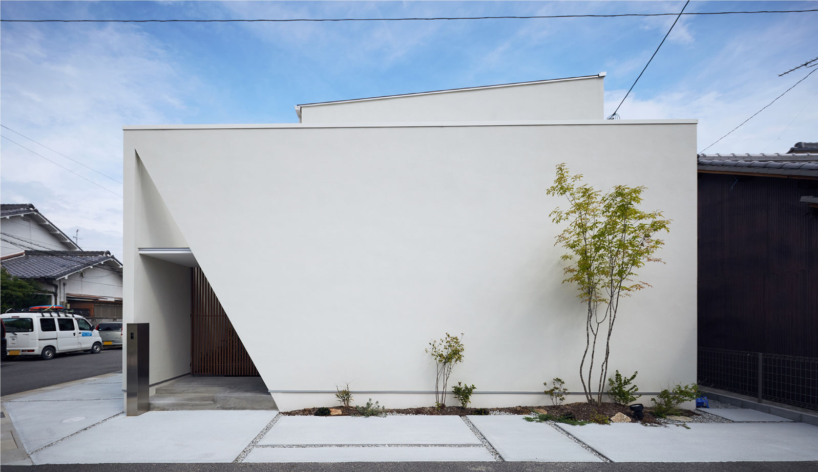 KADeL 【3000万円台/奈良県/間取り図有】「A型スリットの家」 光と風を誘い込むカーテンのいらない中庭の家の建築実例画像2