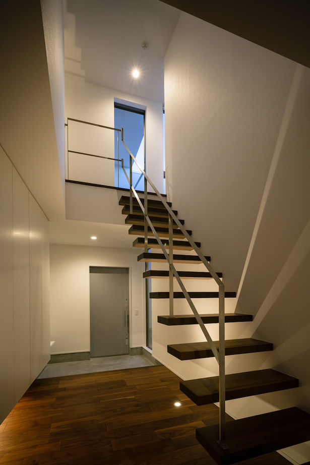 KADeL 【4000万円台/大阪府】「矩形の家」開放的なエントランスと壁面収納の造作家具 自然の光と風を導く中庭の家の建築実例画像2