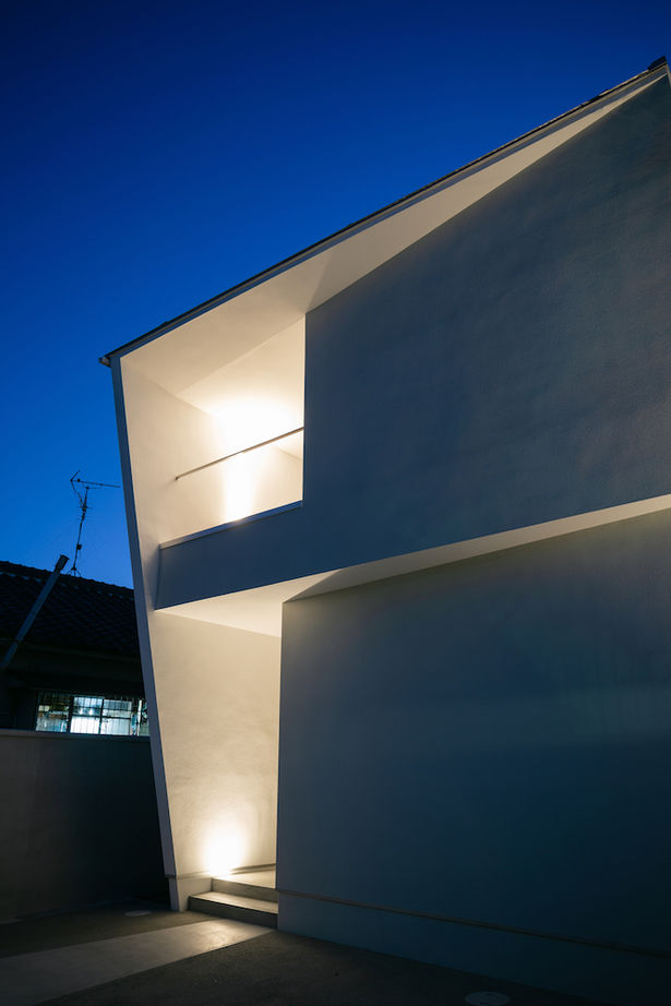 KADeL 【4000万円台/大阪府】「矩形の家」開放的なエントランスと壁面収納の造作家具 自然の光と風を導く中庭の家の建築実例画像4