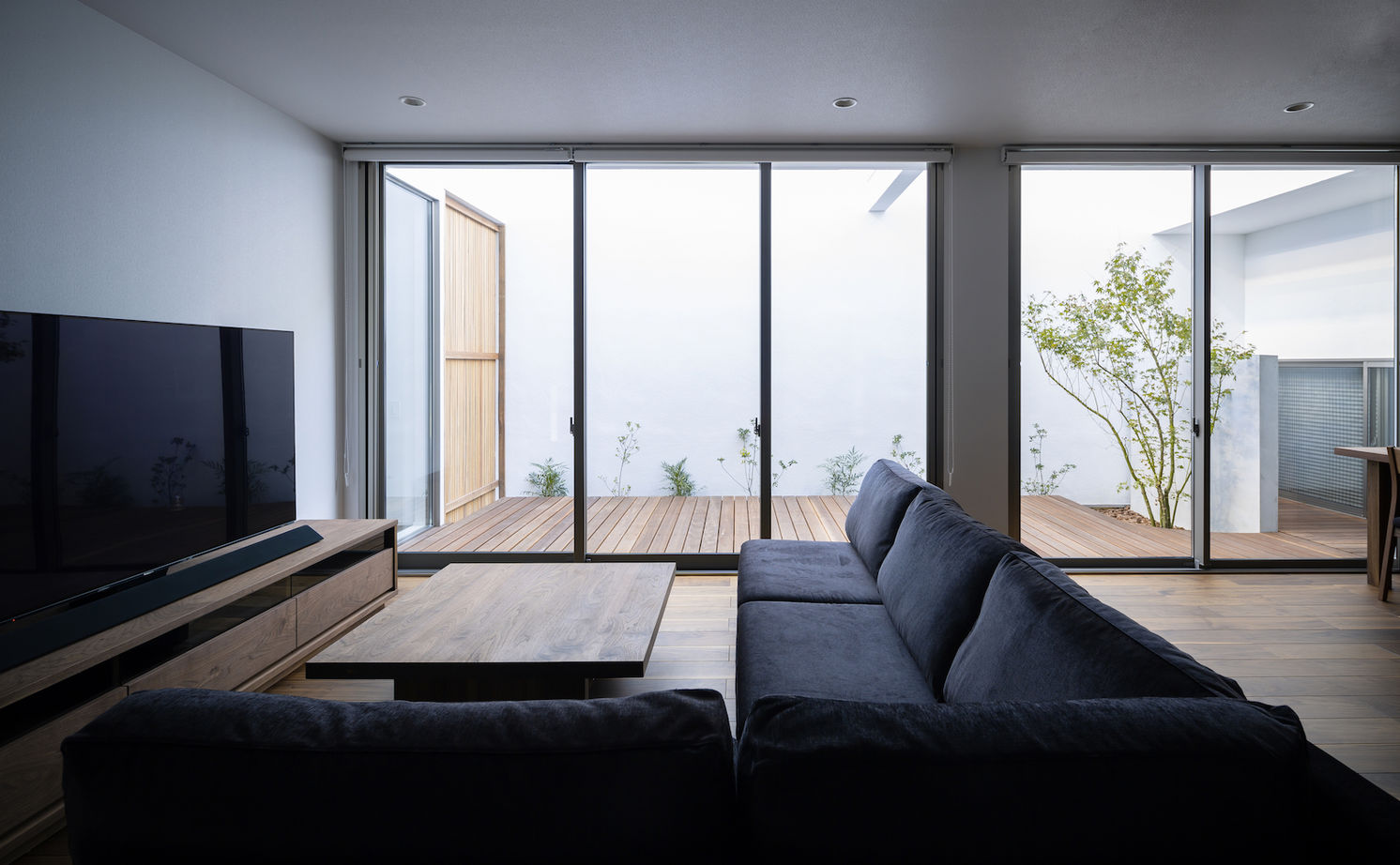 KADeL 【4000万円台/大阪府】「矩形の家」開放的なエントランスと壁面収納の造作家具 自然の光と風を導く中庭の家の建築実例画像5