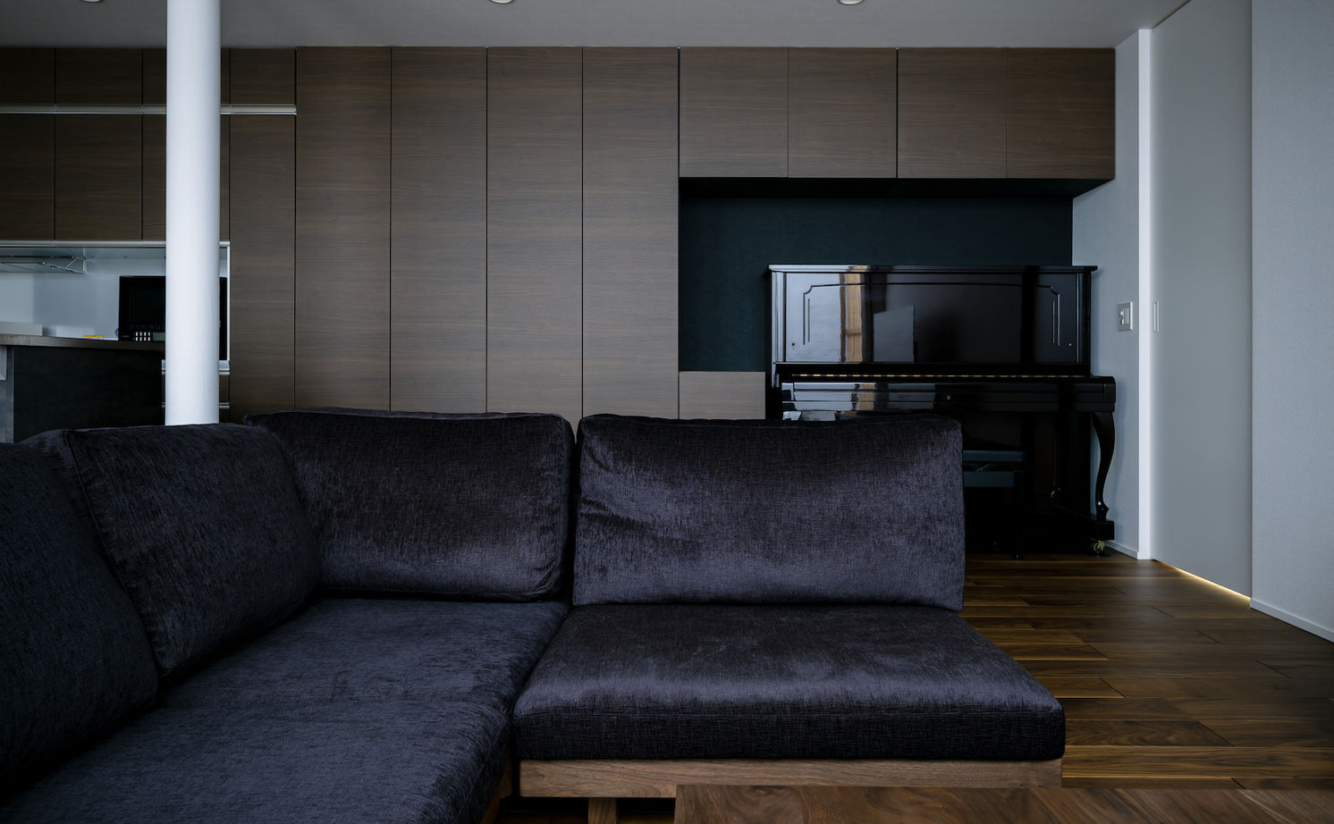 KADeL 【4000万円台/大阪府】「矩形の家」開放的なエントランスと壁面収納の造作家具 自然の光と風を導く中庭の家の建築実例画像6