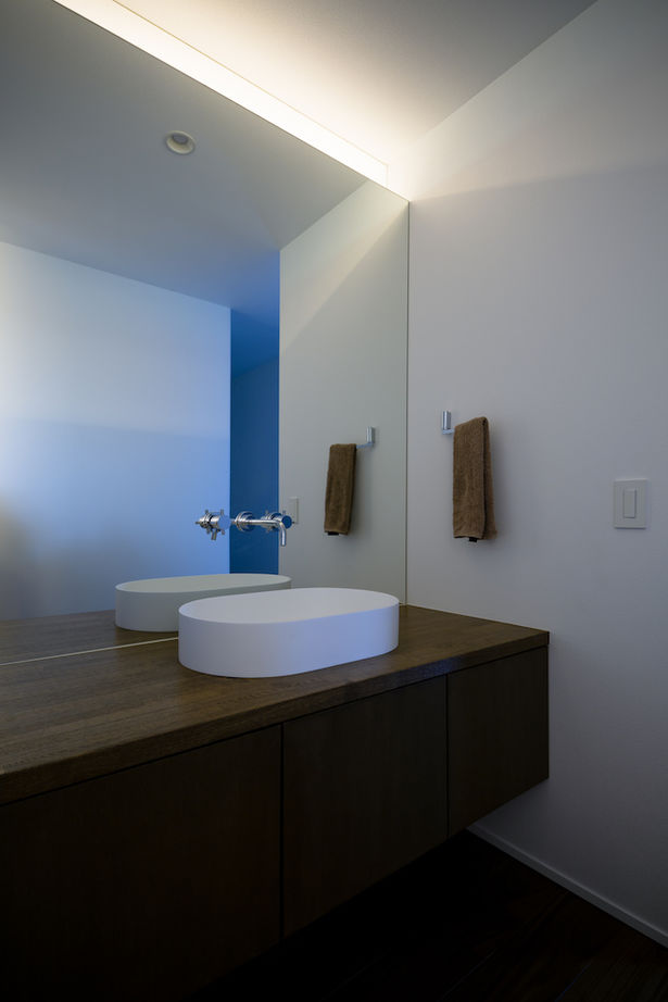 KADeL 【4000万円台/大阪府】「矩形の家」開放的なエントランスと壁面収納の造作家具 自然の光と風を導く中庭の家の建築実例画像7