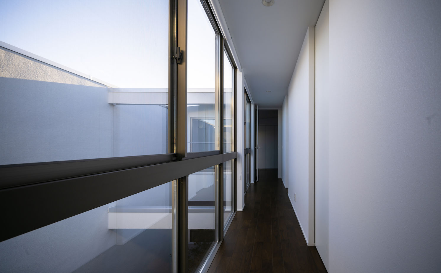 KADeL 【4000万円台/大阪府】「矩形の家」開放的なエントランスと壁面収納の造作家具 自然の光と風を導く中庭の家の建築実例画像8