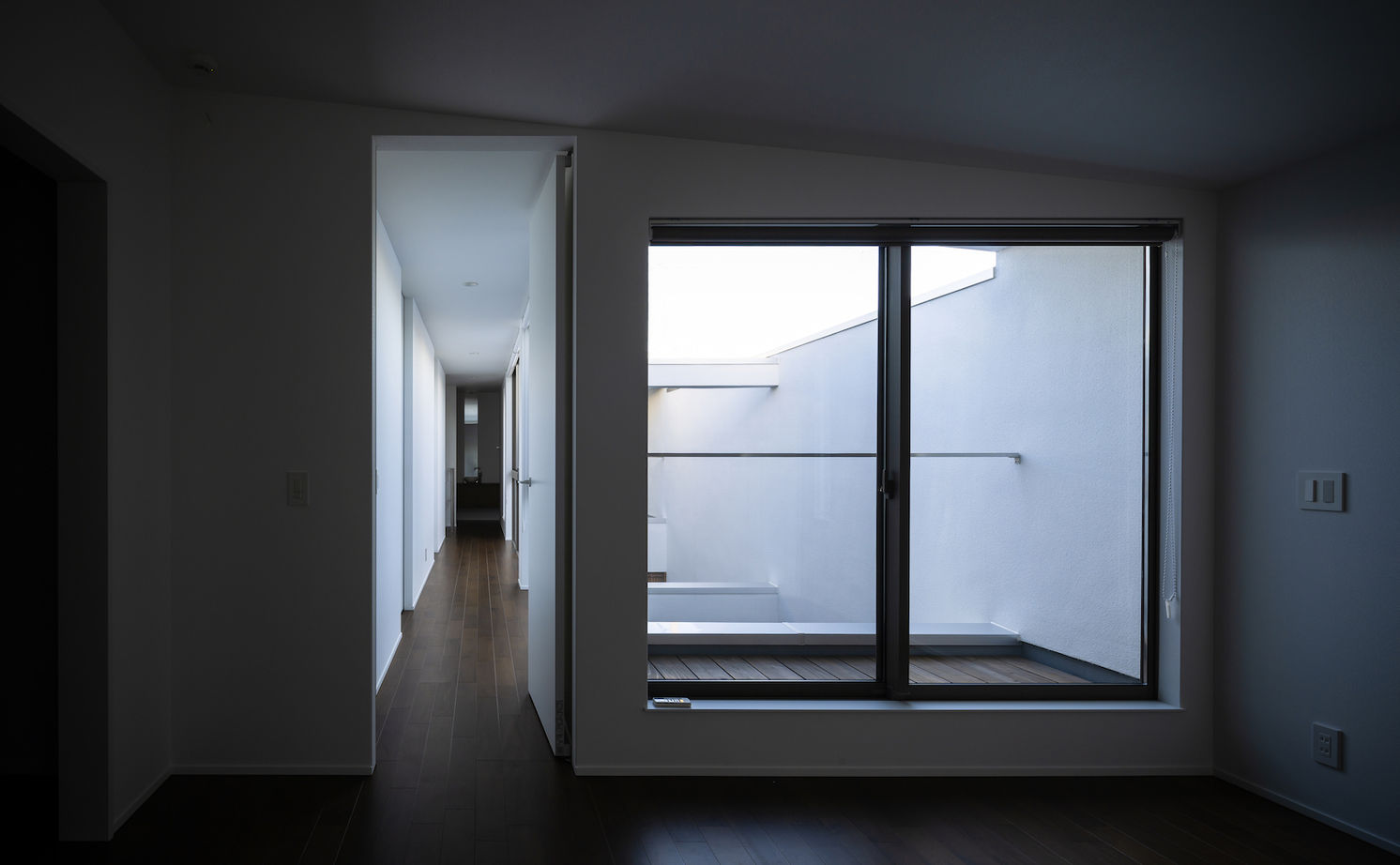 KADeL 【4000万円台/大阪府】「矩形の家」開放的なエントランスと壁面収納の造作家具 自然の光と風を導く中庭の家の建築実例画像9