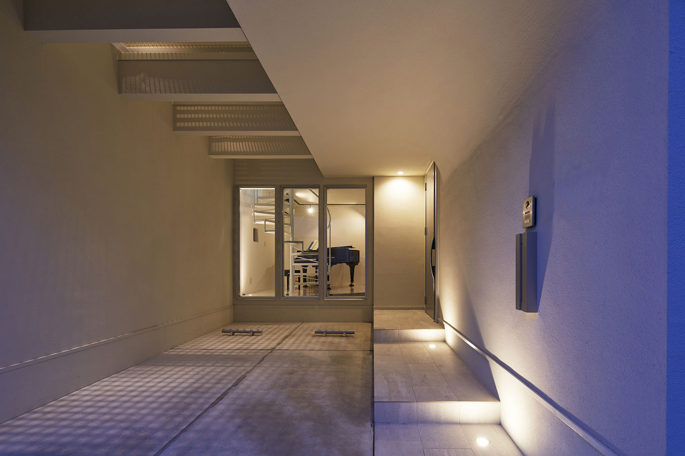 KADeL 【3階建て/大阪府/19坪】「愉しむ家」　狭小地に中庭のあるシンプルモダンな狭小３階建住宅の建築実例画像2