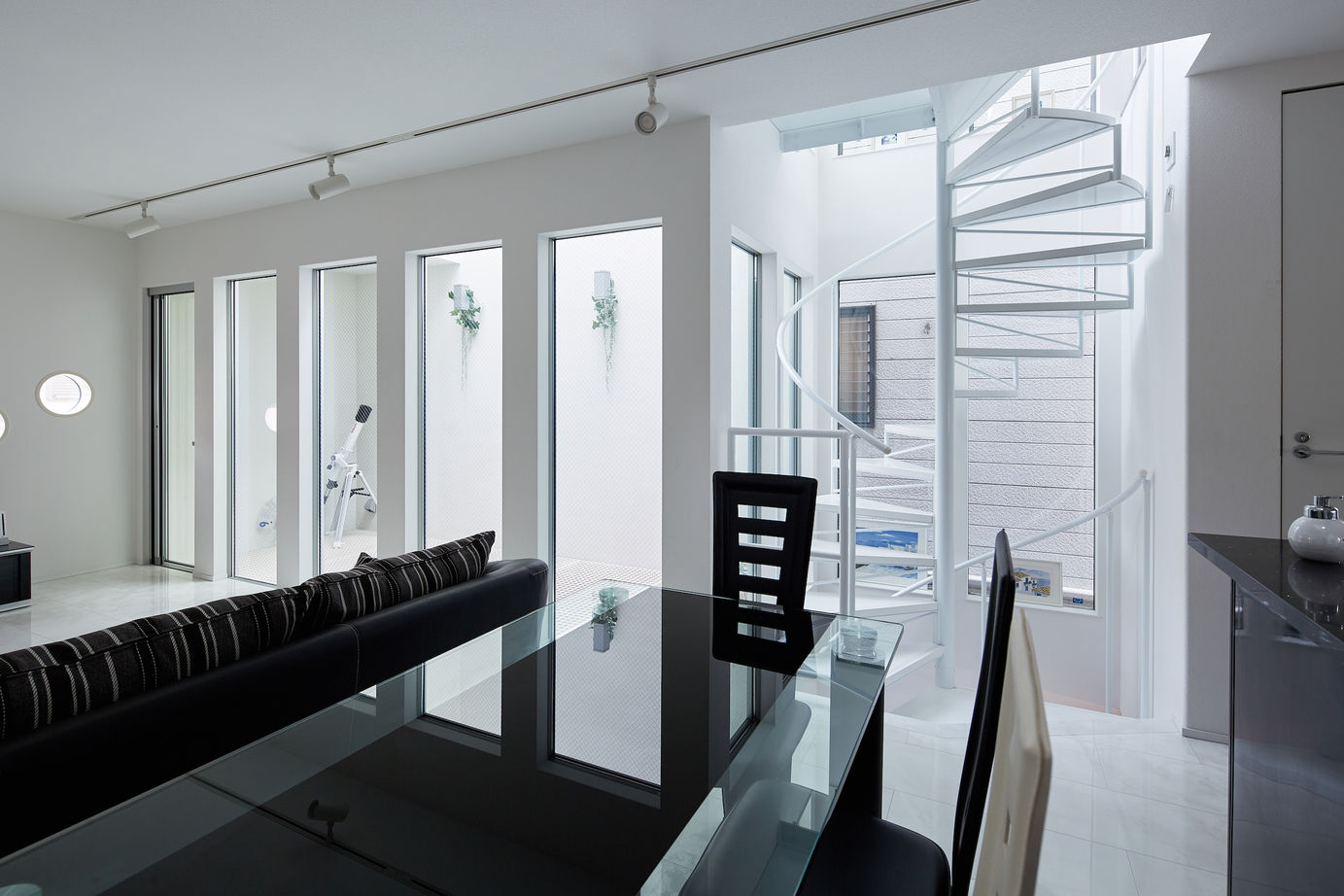 KADeL 【3階建て/大阪府/19坪】「愉しむ家」　狭小地に中庭のあるシンプルモダンな狭小３階建住宅の建築実例画像6