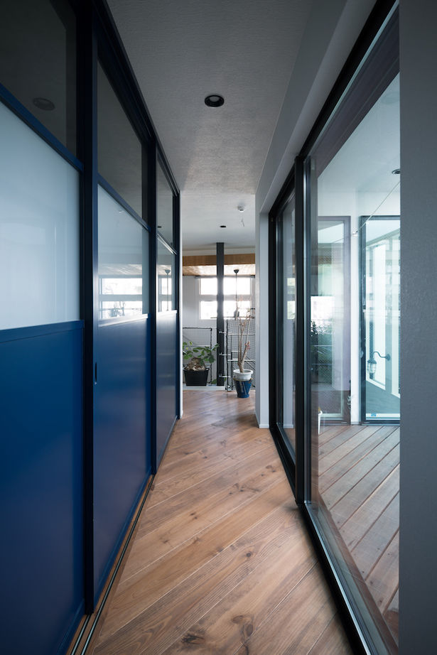 KADeL 【4000万円台/大阪府/30坪/間取り図有】｢terrace｣　スキップフロアや吹抜けの開放的なリビング│3階建ての建築実例画像6