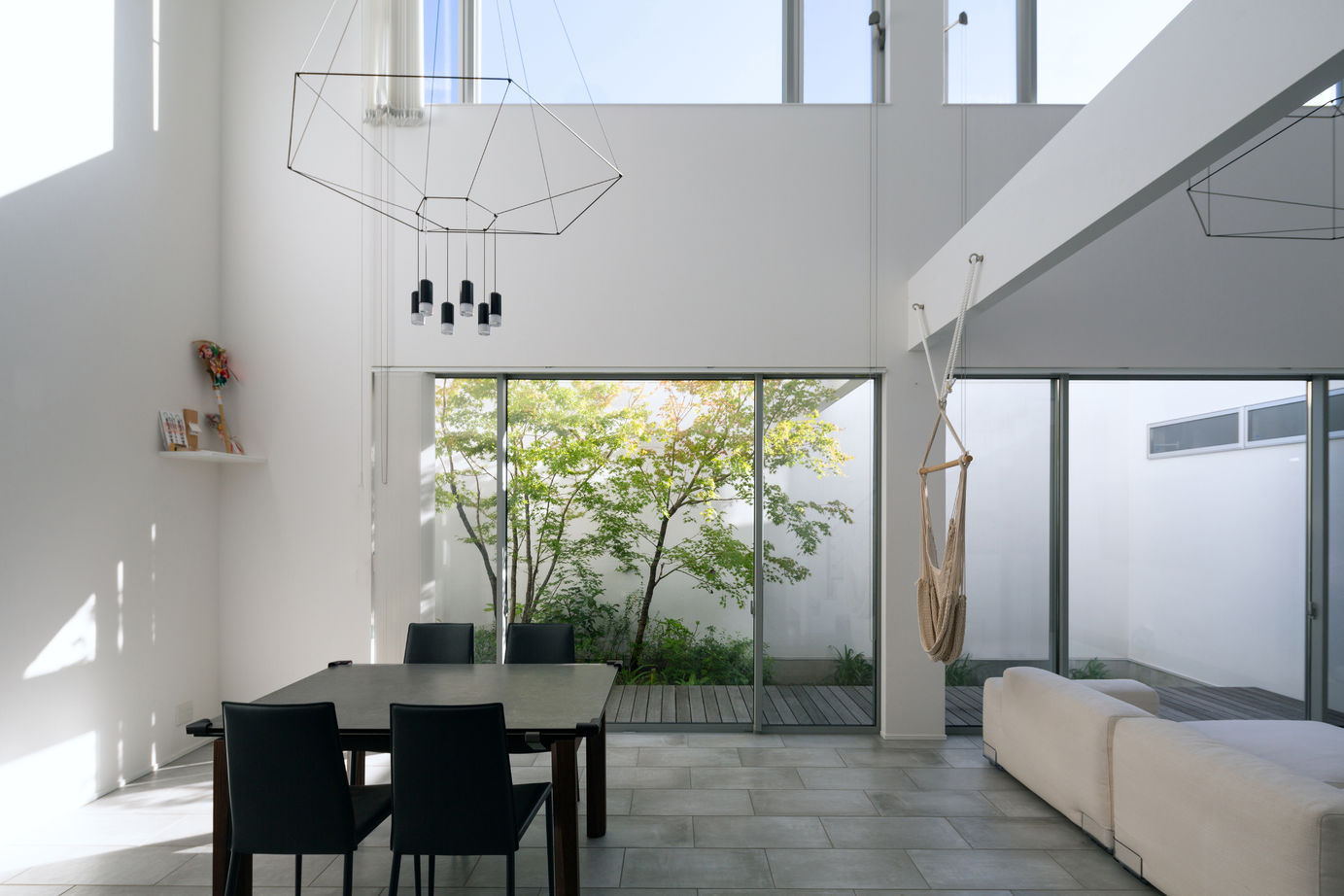 KADeL 【4000万円台/兵庫県】「コートハウス」ドッグランのあるシンプルモダン住宅│ビルトインガレージ│中庭の建築実例画像2