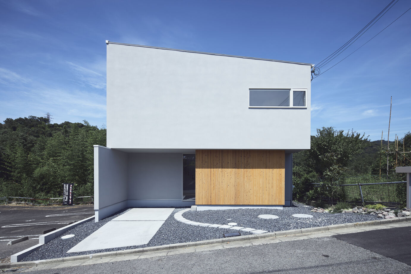 KADeL 【3000万円台/和歌山/間取り図有】「ヴィスタ」2階リビングから自然の景色　静かで風が通る別荘のような家の建築実例画像2