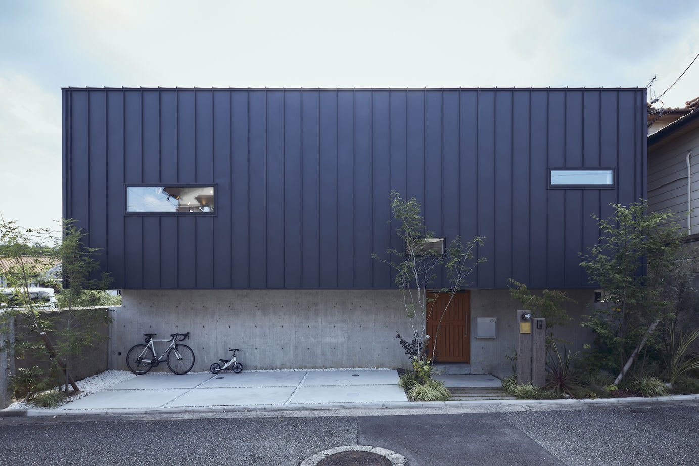 KADeL 【3000万円台/兵庫県/間取り図有】「囲む家」中庭を囲み開放感とプライバシーを両立　外に閉じて内に開く家の建築実例画像1