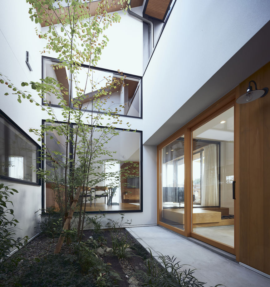 KADeL 【3000万円台/兵庫県/間取り図有】「囲む家」中庭を囲み開放感とプライバシーを両立　外に閉じて内に開く家の建築実例画像2
